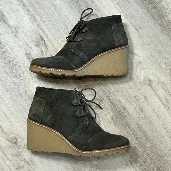 Women’s Tom’s Suede Desert Wedge Laceup Booties in Dark Mossy Green Size 9.5W - Picture 1 of 6